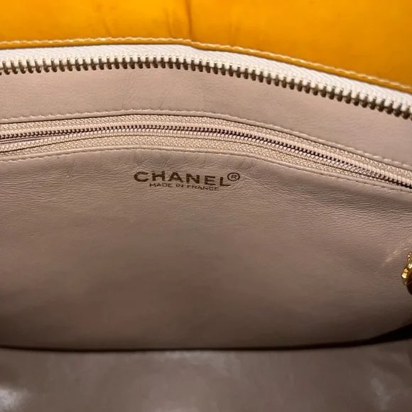 CHANEL QUILTED patent MEDALLION TOTE - Picture 15 of 15